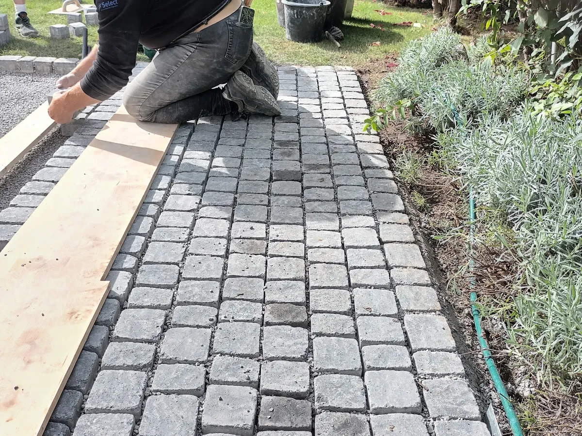 Kleinpflaster wird von Hand verlegt — Gartenprofi 2010